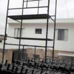 Fachada residencial recém-pintada de branco com acabamento em pedra — resultado do serviço de pintura de fachada na Lapa