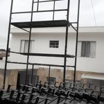 Andaime tubular montado em fachada residencial recém-pintada de branco em São Paulo
