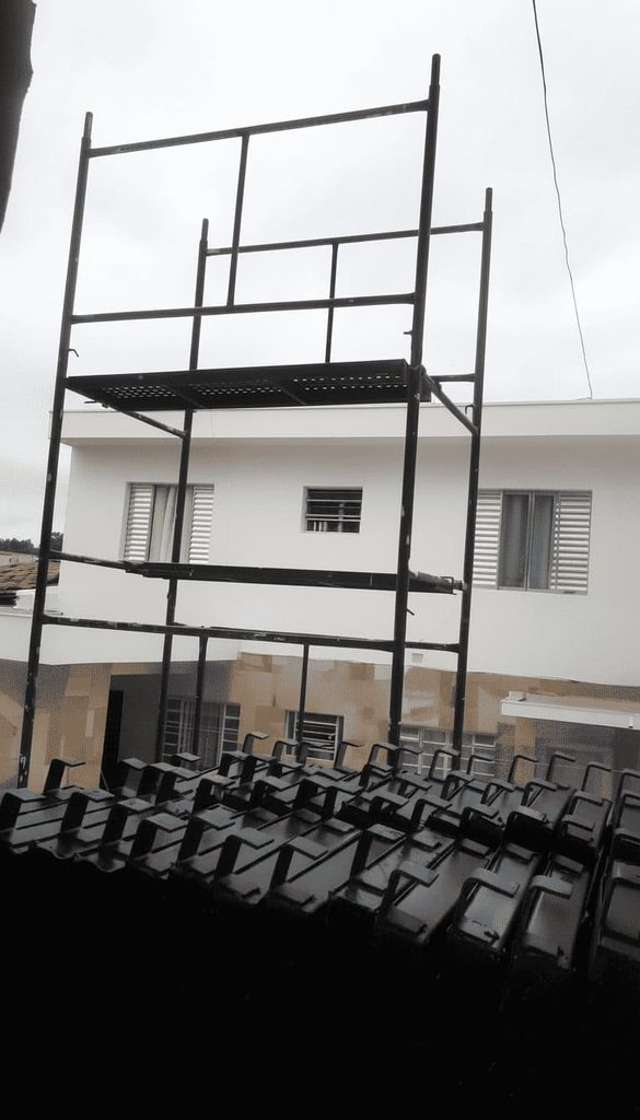 Fachada residencial recém-pintada de branco com acabamento em pedra — resultado do serviço de pintura de fachada na Lapa