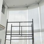 Andaime para instalação de cortinas rolô em ambiente com pé-direito alto no Campo Belo — atendimento em São Paulo