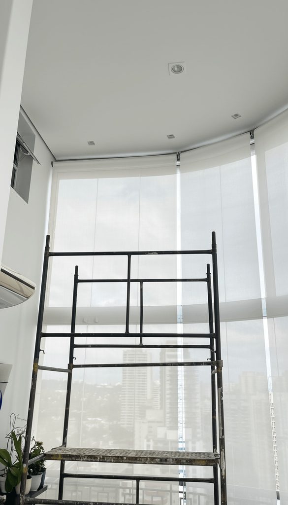 Andaime para instalação de cortinas rolô em ambiente com pé-direito alto no Campo Belo — atendimento em São Paulo