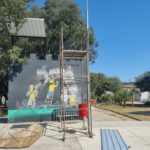 Andaime móvel com rodízios posicionado para pintura de muro com mural no Jaguaré, São Paulo