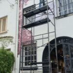 Andaime com sapatas niveladoras montado em fachada para aplicação de revestimento na Vila Nova Conceição — atendimento em Vila Olímpia, Itaim Bibi, Jardins, Pinheiros e região