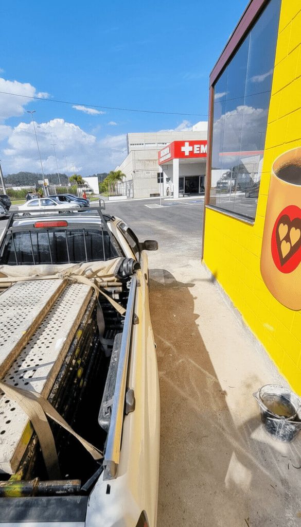 Caminhonete da Apoio Andaimes com equipamentos ao lado de fachada pintada no Hospital do Alphaville — atendimento ágil em Alphaville, Barueri, Santana de Parnaíba e região