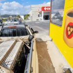 Caminhonete da Apoio Andaimes com equipamentos ao lado de fachada pintada no Hospital do Alphaville — atendimento ágil em Alphaville, Barueri, Santana de Parnaíba e região