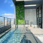 Andaime tubular montado para instalação de jardim vertical em cobertura duplex em Alphaville, São Paulo