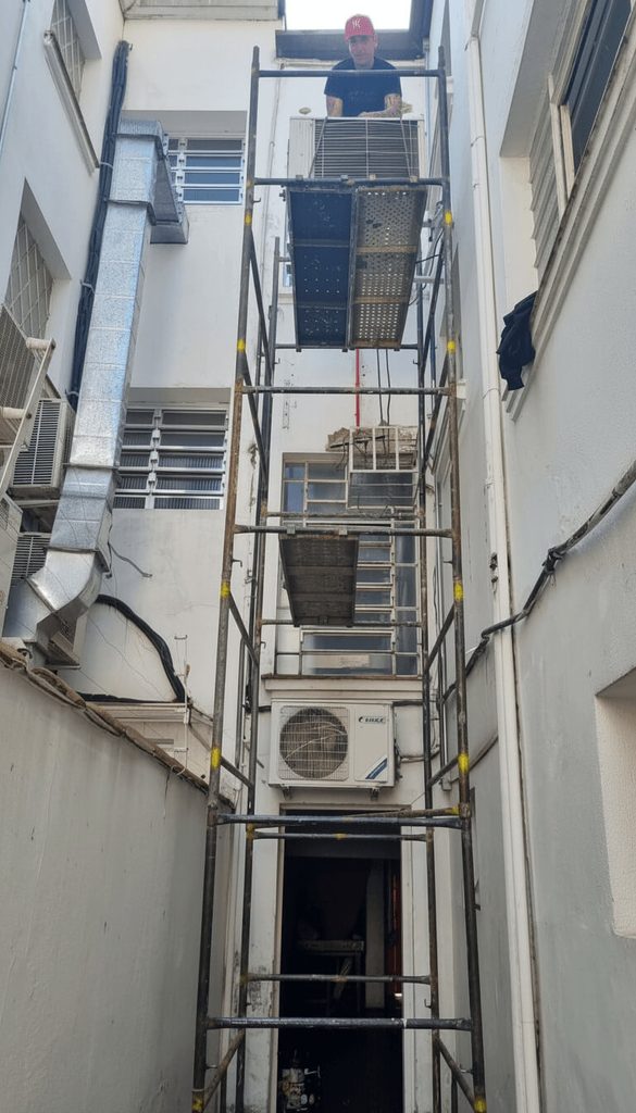 Andaime montado em corredor estreito entre edifícios para manutenção de ar-condicionado em altura — Alto da Lapa e região