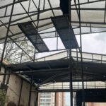 Profissional montando andaime tubular com plataformas metálicas em obra na Rua Carlos Weber, Vila Leopoldina, São Paulo