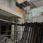 Estrutura de sobrado em construção com andaimes metálicos no canteiro de obras em Santana de Parnaíba