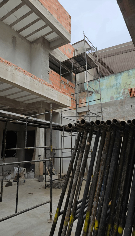Estrutura de sobrado em construção com andaimes metálicos no canteiro de obras em Santana de Parnaíba