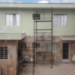 Andaime montado em fachada residencial antes da pintura — serviço de pintura de fachada na Lapa, transformando a casa de verde para branco