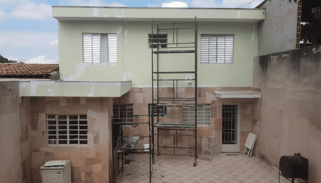 Andaime montado em fachada residencial antes da pintura — serviço de pintura de fachada na Lapa, transformando a casa de verde para branco