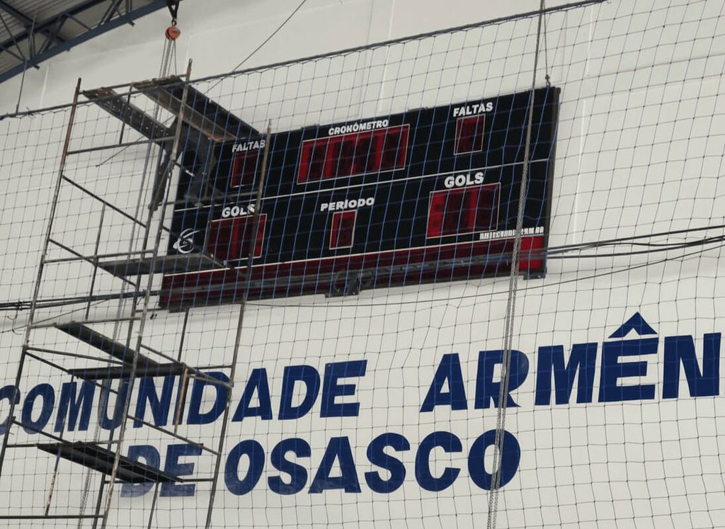 Instalação com andaime metálico em ginásio esportivo em Osasco